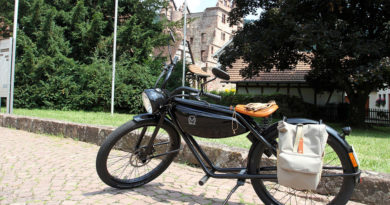 hochblau Magazin -E-Moped vor den Klosterruinen in Calw-Hirsau - Copyright Hans-Jörg Ernst