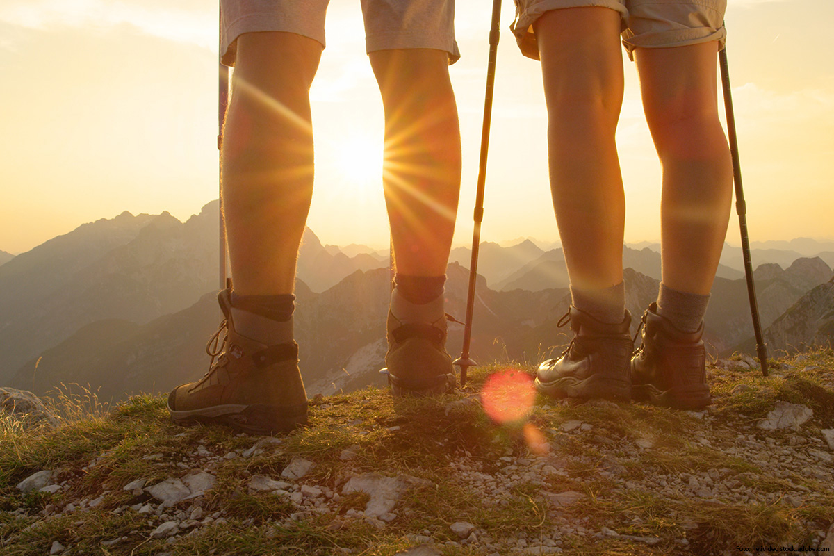 "Starke Beine und ein flacher Bauch" auf hochblau PREMIUM für Deine perfekte Vorbereitung auf Laufen, Wandern und Radfahrern.