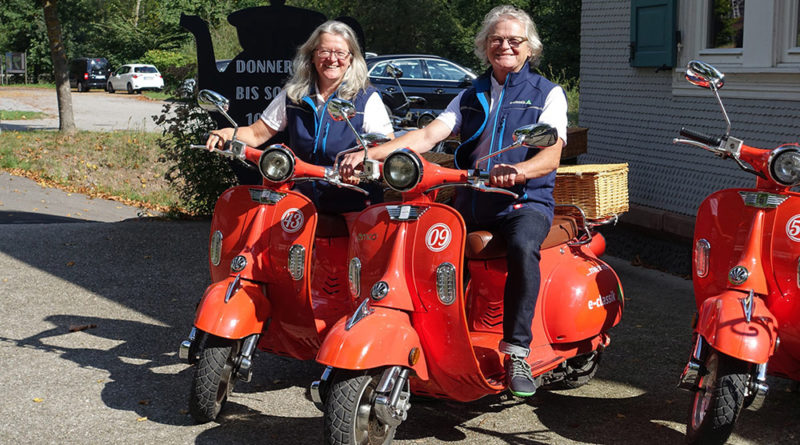 Wolfgang und Aloisia Streicher mit E-Rollern in Bad Liebenzell